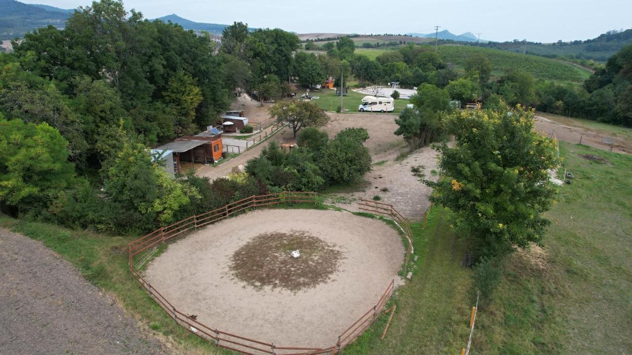 فيلا Cozy Wood Hut On The Farm Trebivlice المظهر الخارجي الصورة