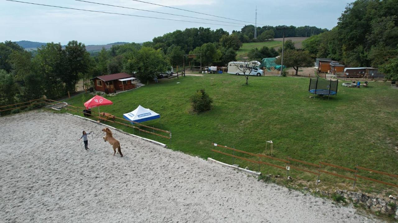 فيلا Cozy Wood Hut On The Farm Trebivlice المظهر الخارجي الصورة